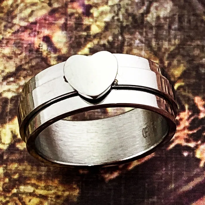 Heart spinner ring